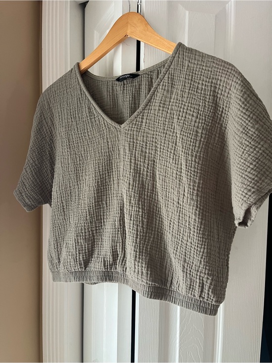 George Tops - Lightweight V-Neck Textured Crop Top - Sage Green